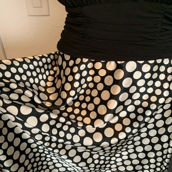 (Connected apparel) Woman’s dress with satin Skirt and a stretch on top - Picture 5 of 16